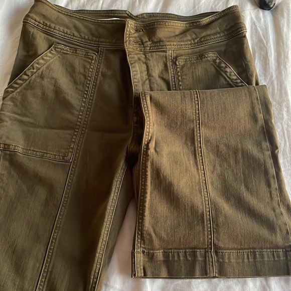 Anthropologie olive green cargo pant. Flare/bootcut with seam on leg, 32 US. - Picture 5 of 5